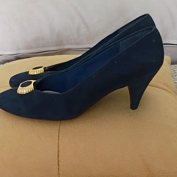 NWT.Selby Vintage Navy Heels with Gold Accent - Picture 3 of 10